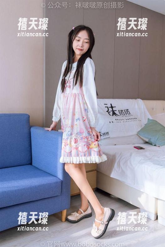 BoBoSocks袜啵啵 - 全套写真大挑战：奶油和她的黑棉袜，谁能抵挡这魔力？