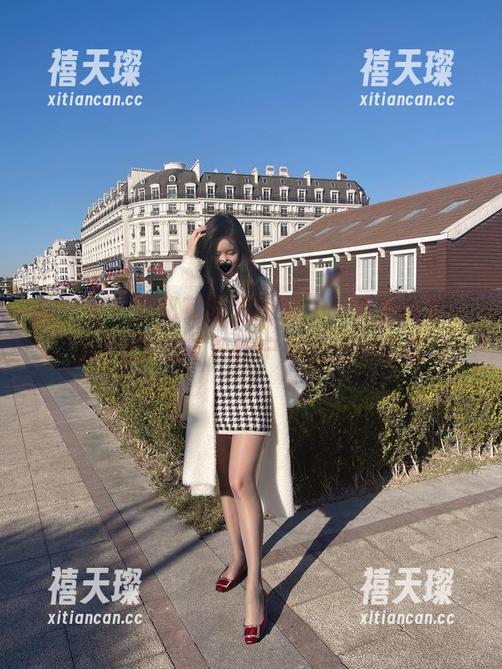 July芝岚 微密圈 - 隐秘花园里的她——无圣光下,July芝岚与灰丝户外的独特姿态