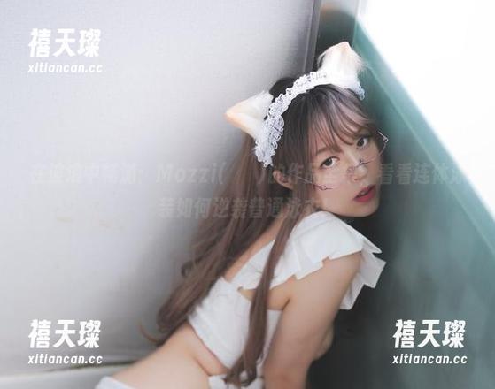 在波浪中畅游：Mozzi(모찌)的作品全集，看看连体泳装如何逆袭普通泳衣！