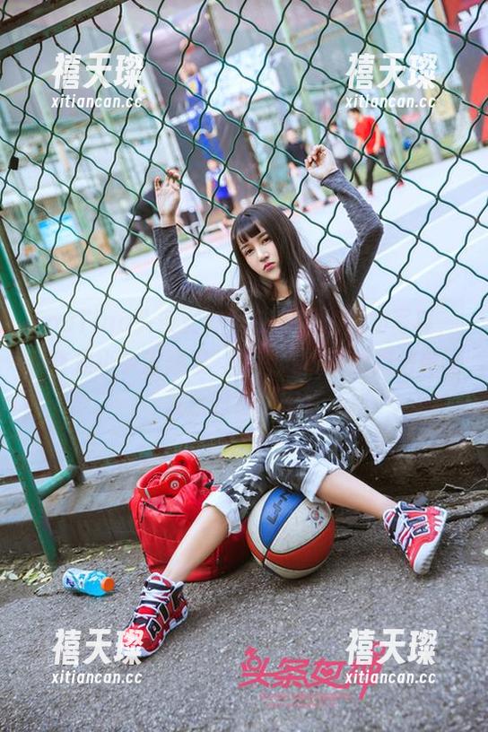 TouTiao头条女神 - 崔昭妍的御姐写真，简直是小宇宙爆发，那种气场让我相信她能征服整座城市！