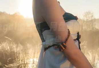 Vinnegal的写真，网盘里的蛇喰梦子卷曲而坐