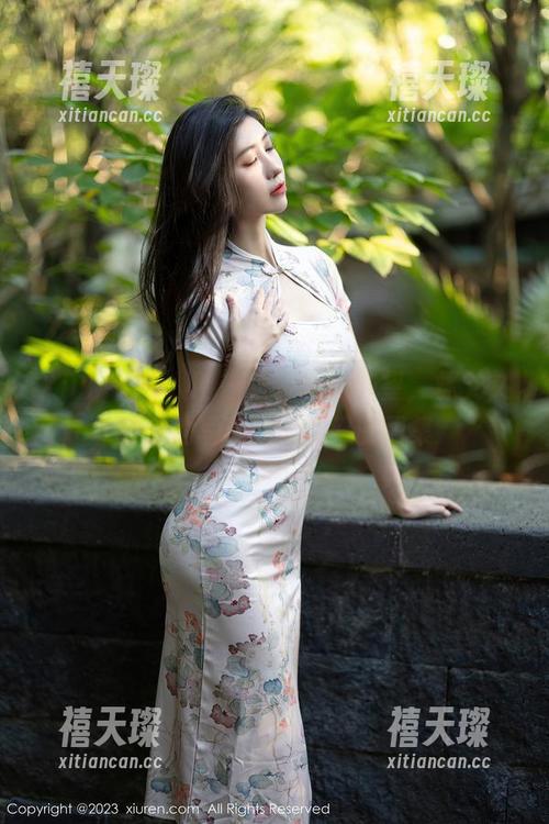 Xiuren秀人网 - 透过水面仰望，林文文的泳池写真如梦似幻的图集