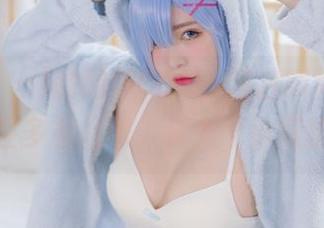 Yuna(윤아)的网袜COS，精选瞬间让我忍不住多看几眼，真是个小妖精！