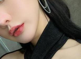 微密圈 – 不爱笑的赛琳与粉色的情侣故事：这些照片好像在轻声细语。