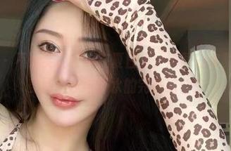 微密圈 – 不爱笑的赛琳在夏日里：原图分享，让你感受到欢乐与汗水的完美结合！