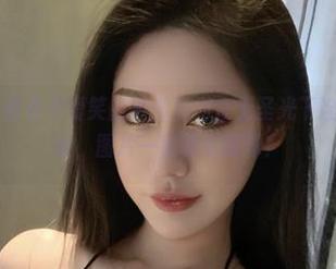微密圈 – 来看看不爱笑的赛琳如何在无圣光下诠释御姐天花板，图片一秒吸引眼球！