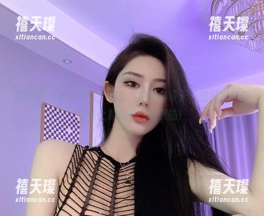 微密圈 - 最新图包：不爱笑的赛琳夏天，感觉就像在海滩上踢沙子，懒懒的！
