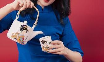 丽柜 – 想看无圣光？柒柒的吊带写真完全是个意外惊喜，快来围观！