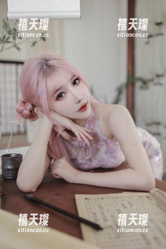 仙女月的写真集：NIKKE胜利女神爱丽丝，哇，这样的姿态真让人忍不住多看几眼！