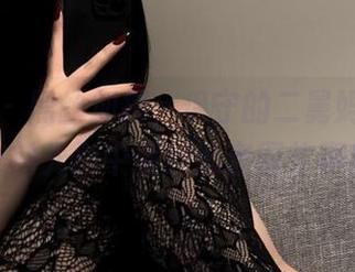 微密圈 – 黑丝加持，保守的二舅妈在无圣光的光影中编织的套图故事！