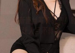 克拉女神 – 最新蕾丝写真来袭！钟淇的身材真让人目不转睛。