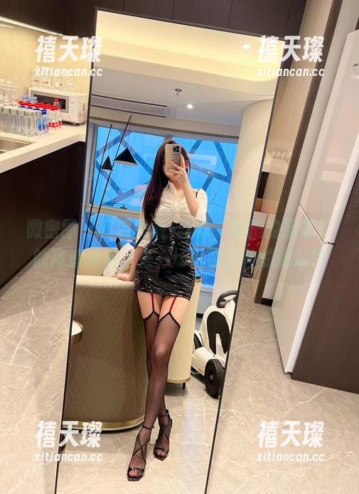 微密圈 - 红色皮裤+丝袜，奔跑的晶骡子的高清写真，来一场风情万种的邂逅吧