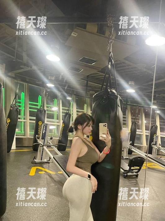 微密圈 - 美腿不可思议，奶宝妹纸的写真图册让你心跳加速！