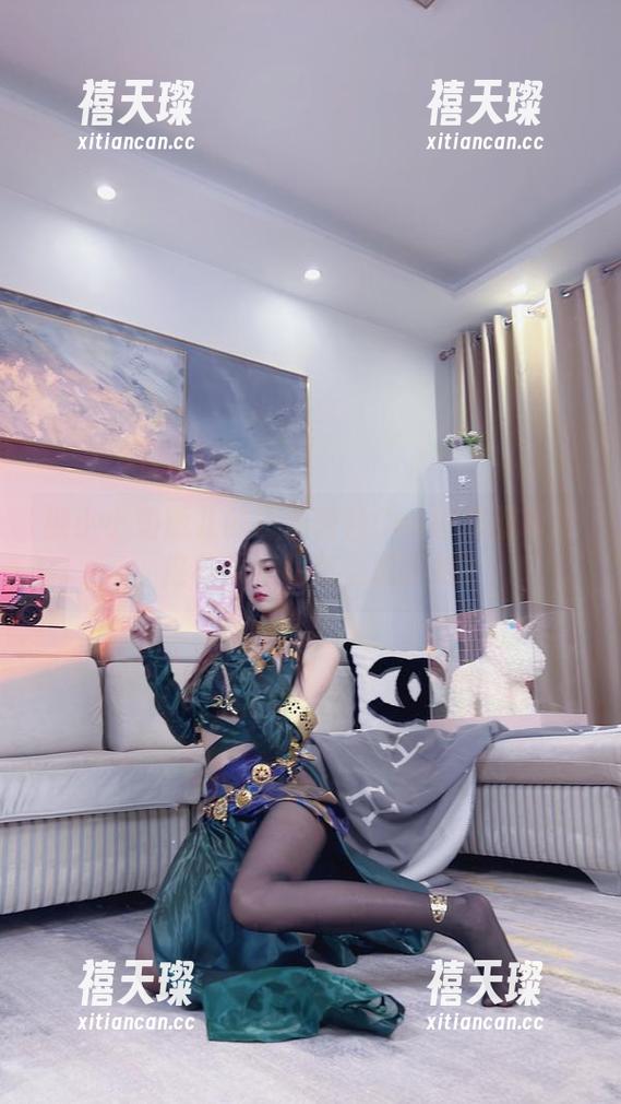 被小小奶瓶儿的白色蕾丝Cos图集圈粉了，这种风格我怎么能拒绝？