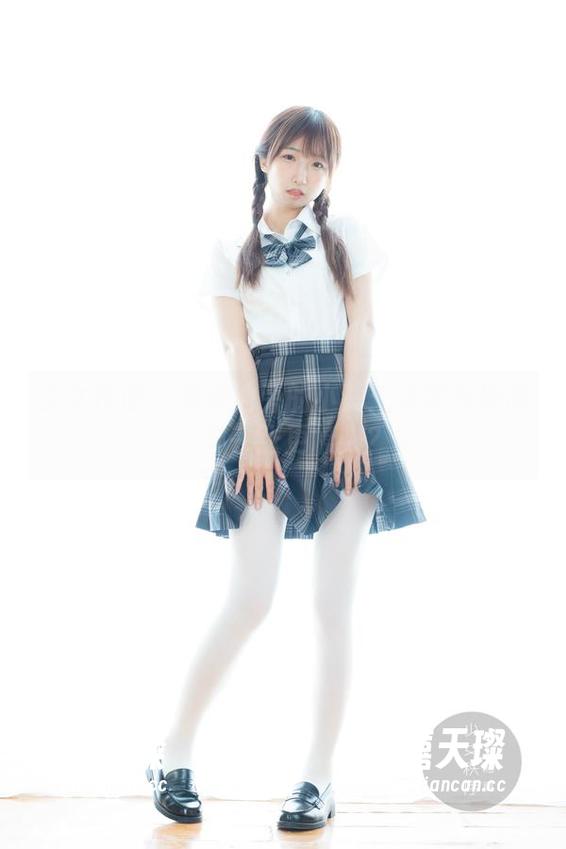 少女秩序-小葵 少女秩序 - 游泳池旁的小葵:泳装与原图,哪一张更撩人?