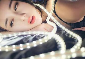 推女神 – 魏扭扭在丝袜世界的全套图集：穿上这些，你准备好被赞美了吗？
