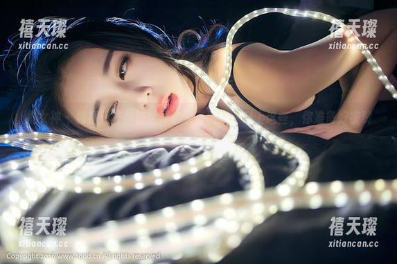 推女神 - 魏扭扭在丝袜世界的全套图集：穿上这些，你准备好被赞美了吗？