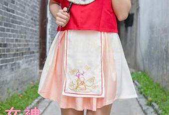 梦丝女神 – 在灵唯的泳池边：套图捕捉她的无尽魅力！