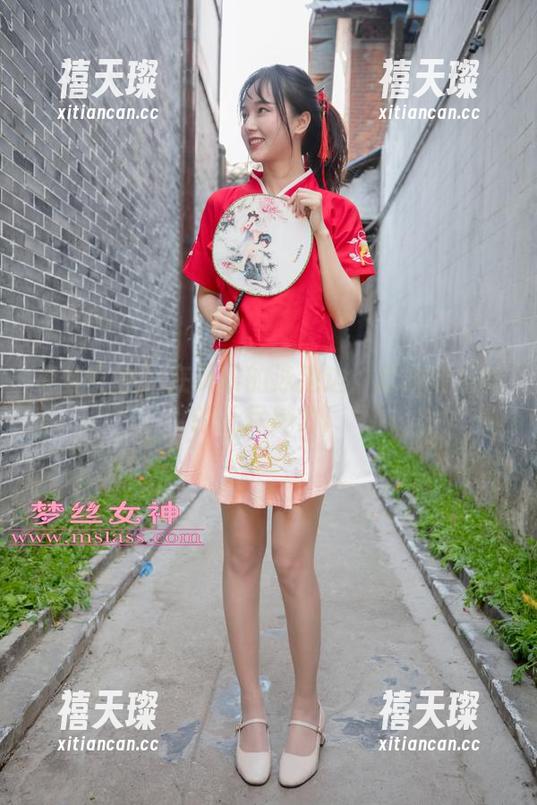 梦丝女神 - 在灵唯的泳池边：套图捕捉她的无尽魅力！