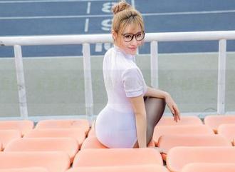 爱丝 – 索菲职业装合集：职场风暴中的温柔一击