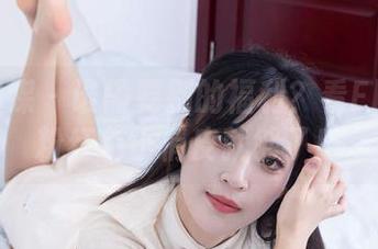 物恋传媒 – 谁需要别的福利？看Elise的粉红色小俏皮就够了！