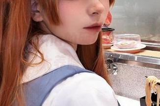 拿着特软儿Sona的网袜图包，COS界也太养眼了吧！