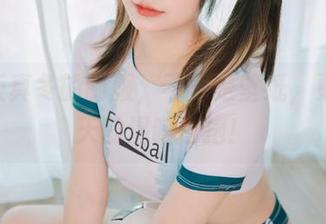 神楽坂真冬的制服，不只是壁纸，更是冬天的温暖拥抱！