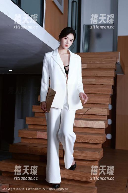 秀人网-李可儿 秀人网 - 李可儿的白色写真:这衣服不算贵,但拍出来好像就是不一样!