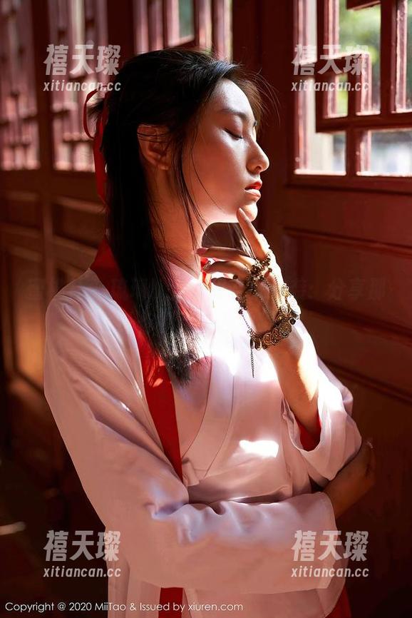 蜜桃社-琉璃lily 蜜桃社 - 琉璃lily制服合集来袭:分享那些让你措手不及的瞬间!