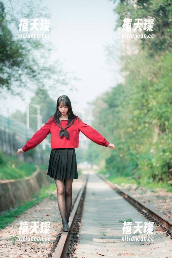 白裙与西呱呀呀呀，一场免费写真之旅，似乎每个角度都流露着不经意的诱惑。