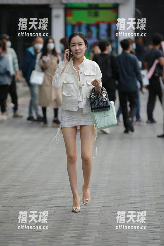 魔镜街拍 - 看完这张图片，感觉下午的疲惫都被婷婷的包臀灰裙一扫而光，简直难以自拔！