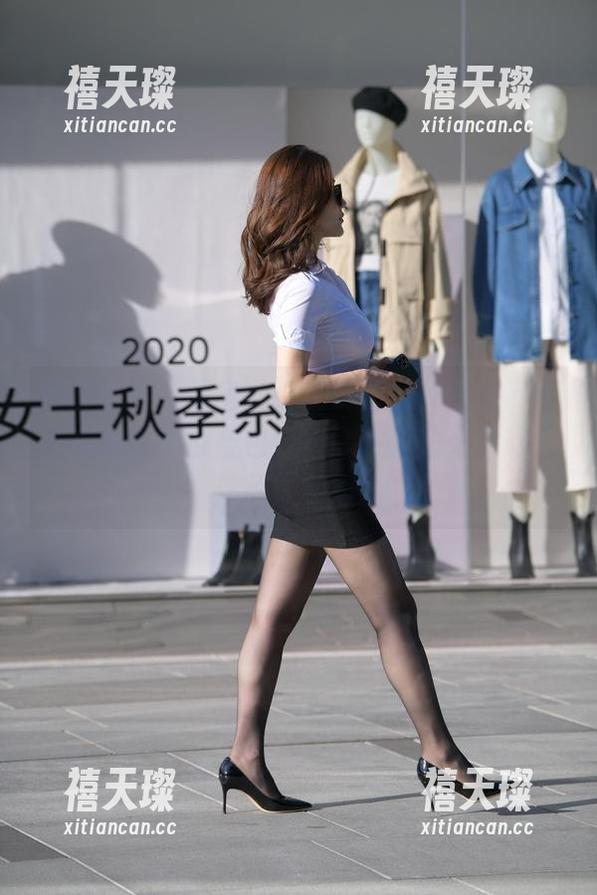 魔镜街拍-萌宝儿 魔镜街拍 - 萌宝儿的免费图册,商业广场的哈哈镜和那条包臀裙,肉丝的光泽让人浮想联翩啊!