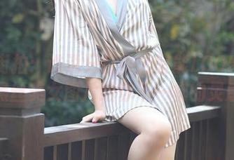 魔镜街拍：谁说只在办公室能LOOK？私房黑丝美女图片给你不一样的灵感！