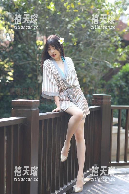 魔镜街拍 魔镜街拍:谁说只在办公室能LOOK?私房黑丝美女图片给你不一样的灵感!